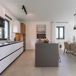 Noah - Luxurious With Private Pool Vranje Selo