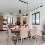 Noah - Luxurious With Private Pool Villa