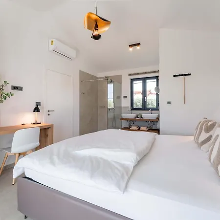 Noah - Luxurious With Private Pool Willa