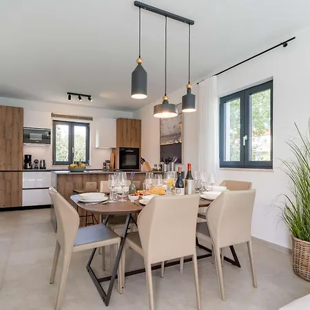 Noah - Luxurious With Private Pool Willa